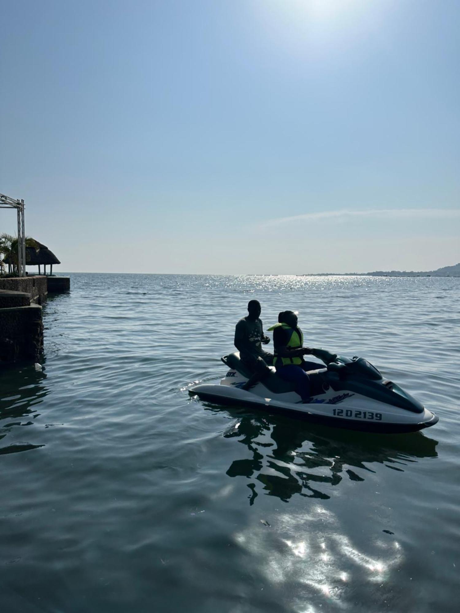 Country Lake Resort Garuga Ентебе Екстериор снимка