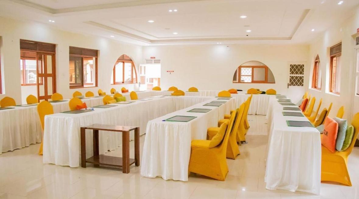 Country Lake Resort Garuga Ентебе Екстериор снимка
