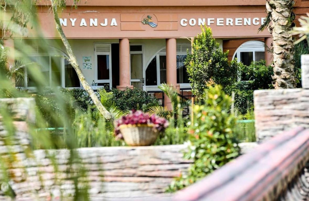 Country Lake Resort Garuga Ентебе Екстериор снимка